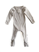 Load image into Gallery viewer, Snugglehunny onesie (0-3M)
