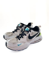Load image into Gallery viewer, Nike shoes (1Y)
