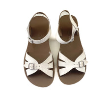 Load image into Gallery viewer, Salt water sandals (6Y)
