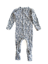 Load image into Gallery viewer, Snuggle hunny onesie (3-6M)

