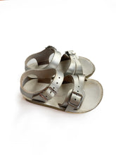 Load image into Gallery viewer, Saltwater sandals (4C)
