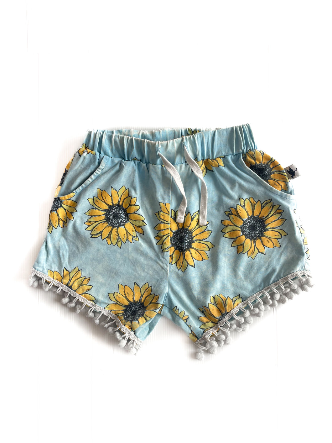 Kissed by Radicool shorts (4Y)