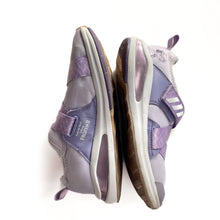 Load image into Gallery viewer, Adidas frozen shoes (2.5Y)
