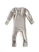 Load image into Gallery viewer, Snugglehunny onesie (0-3M)
