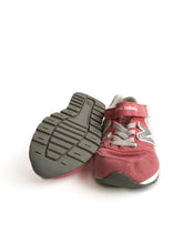 Load image into Gallery viewer, New balance shoes (9-10)

