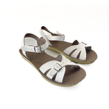 Load image into Gallery viewer, Salt water sandals (6Y)
