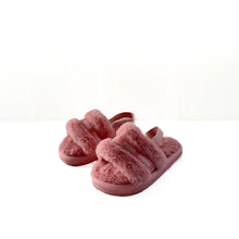 Load image into Gallery viewer, Puma fluffy slides (9C)
