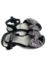Load image into Gallery viewer, Glitter bow sandals (10-11)
