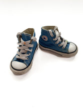 Load image into Gallery viewer, Converse high tops (4C)
