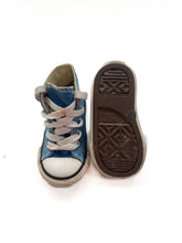 Load image into Gallery viewer, Converse high tops (4C)
