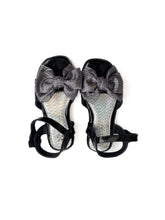 Load image into Gallery viewer, Glitter bow sandals (10-11)
